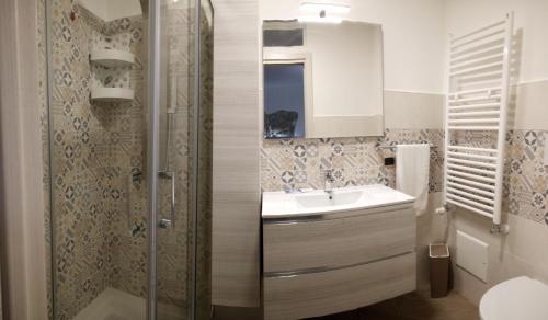 uma casa de banho com um lavatório e um chuveiro em Borgo Sole Luna em Fornelli