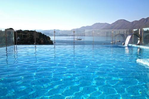 uma piscina com vista para a água em Hotel Cavtat em Cavtat