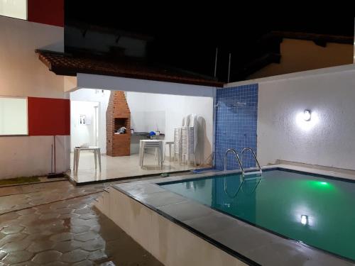 a large swimming pool in a room with a kitchen at Casa à 500 da Praia in Salinópolis