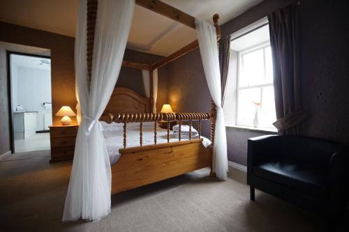 Una cama o camas en una habitación de The Lantern Pike Inn