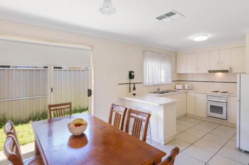 Η κουζίνα ή μικρή κουζίνα στο Best Western Ambassador Motor Inn & Apartments