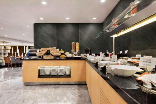 un ristorante con lavandini e un bancone in una stanza di Ramada by Wyndham Sakarya Hendek a Hendek