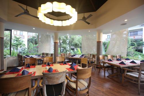 En restaurant eller et andet spisested på Prime Plaza Suites Sanur – Bali