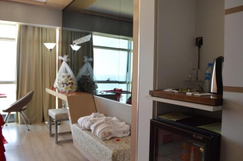 a room with a living room with a kitchen and a living room with a room at Bal Hotel in Tirebolu