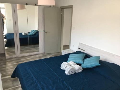 una camera con un letto blu e due asciugamani di ApartVel apartment 3 a Velingrad