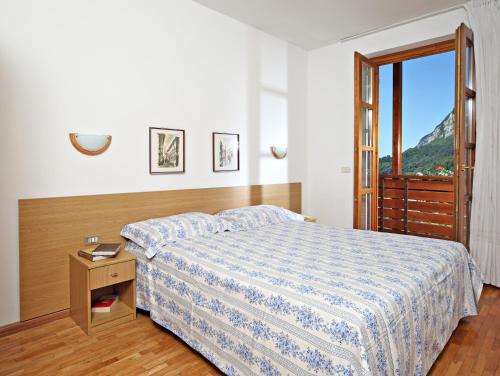 モルヴェーノにあるResidence Villa Ericaのベッドルーム(ベッド1台、窓付)