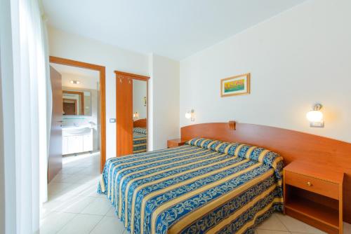 - une chambre avec un lit et une salle de bains pourvue d'un lavabo dans l'établissement Residence Ducale, à Rimini