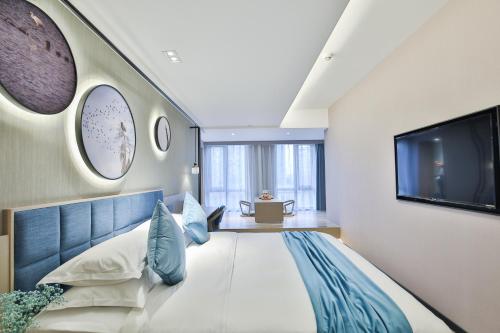A television and/or entertainment centre at SSAW Boutique Hotel Hangzhou Ant Z-space