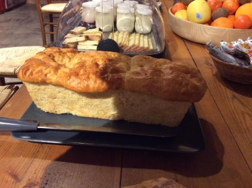 Una hogaza de pan en un plato sobre una mesa en AUBERGE GAILLARD, en La Motte-en-Champsaur