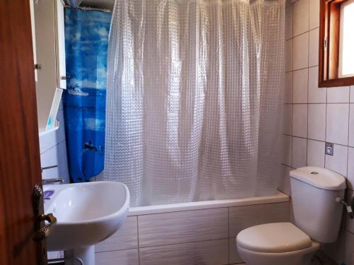 een badkamer met een toilet, een wastafel en een douche bij Villa Karanti in Limenas