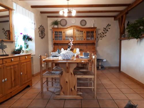 una sala da pranzo con tavolo e sedie in legno di Halte Dodo a Tallard