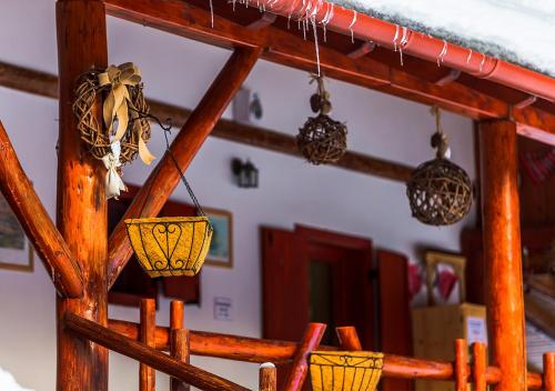 a group of lights hanging from a wooden beam at Cabana Bucin in Bucsin