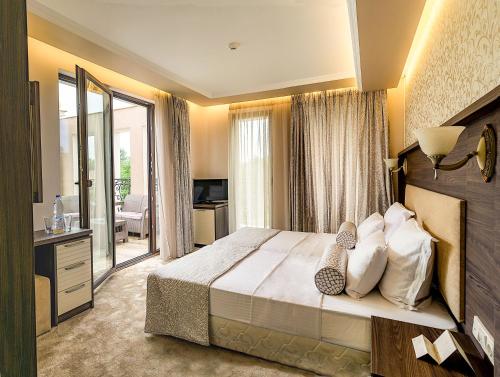 Tempat tidur dalam kamar di Mantar Spa Hotel