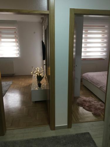 Habitación con dormitorio con cama y espejo. en Annabel’s Home, en Sarajevo