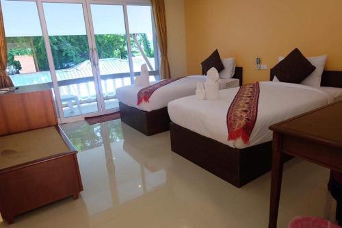 Кровать или кровати в номере family guesthouse chaweng