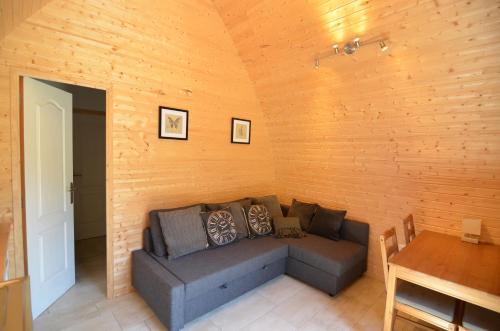 un salon avec un canapé et une table dans l'établissement Chalet - Moulin du Squiriou, à Berrien