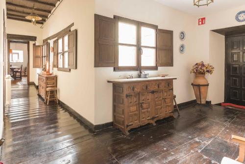 una cucina con armadi in legno e un lavandino in camera di Casona Las Burillas a Villar de los Barrios