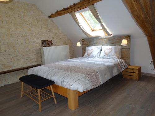 1 dormitorio con 1 cama grande y ventana en B&B Le Corbier, en Herry
