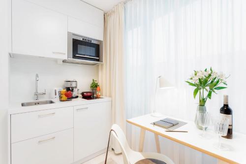 A kitchen or kitchenette at VISIONAPARTMENTS Baarerstrasse - contactless check-in