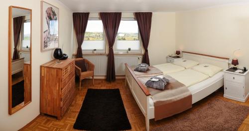 1 dormitorio con cama, espejo y ventana en Hotel-Restaurant Zur Krone, en Löhnberg