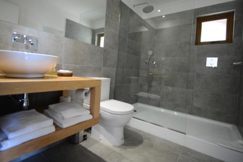 y baño con lavabo, aseo y bañera. en Hotel Patagonia B&B, en Punta Arenas