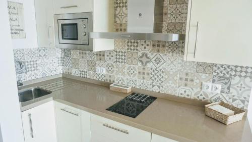 Kuchyňa alebo kuchynka v ubytovaní Beachfront apartment in Fuengirola with sea views