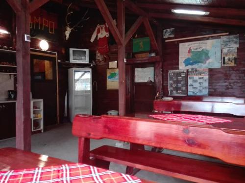 ein Zimmer mit einer roten Bank in einem Restaurant in der Unterkunft Villa Ribarica in Ribarica