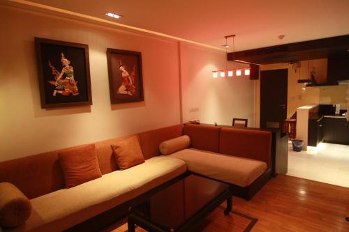 a living room with a couch and a kitchen at Room 6 pattaya tower in Pattaya