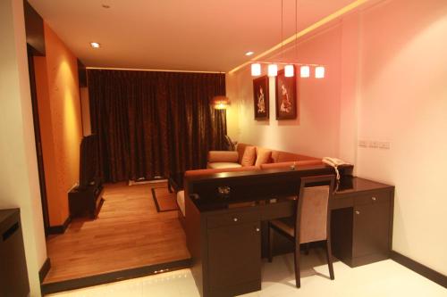 a living room with a desk and a couch at Room 6 pattaya tower in Pattaya