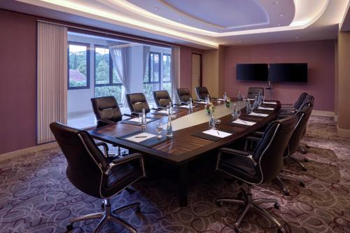 a large conference room with a long table and chairs at Grand Mercure Bandung Setiabudi in Bandung