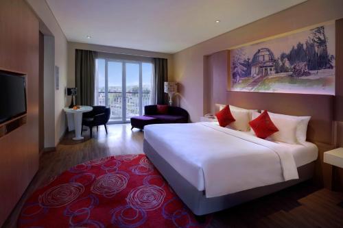 Postel nebo postele na pokoji v ubytování Grand Mercure Bandung Setiabudi
