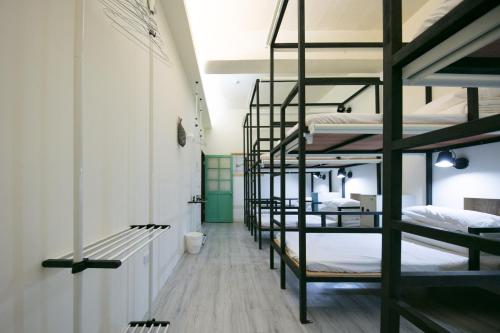 台東市的住宿－履舍民宿Footinn，走廊上设有几张双层床。