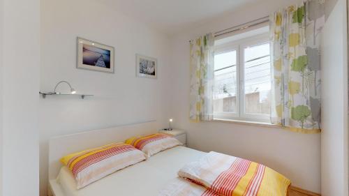Postel nebo postele na pokoji v ubytování Topwohnung 45m2 oder weißes Zimmer 15 m2 - Nähe Grünberg