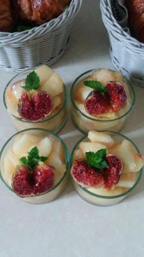 un groupe de quatre bols contenant des fraises dans l'établissement Mas de Rique, à Saint-Étienne-du-Grès