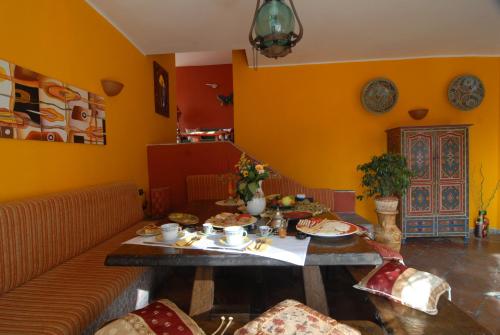 a living room with a table and a couch at La Dimora le Fumarole Rooms in Ercolano