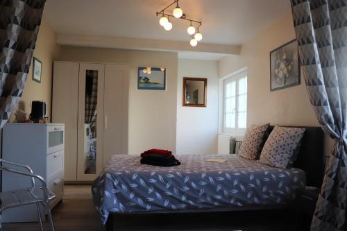 a small bedroom with a bed and a window at Villa des sables avec 1 studio pour 2 personnes pouvant être complété par une chambre avec sa salle de bain et WC si 4 personnes in Cabourg