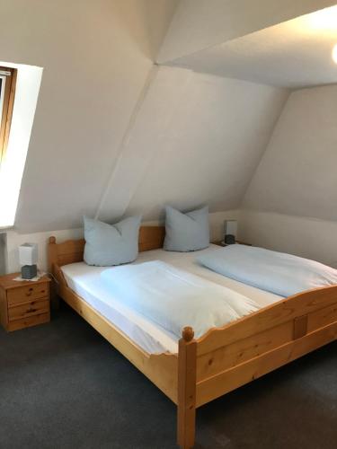 Katil atau katil-katil dalam bilik di Hotel Guntia Boardinghouse virtueller check in und Zimmer Zugang