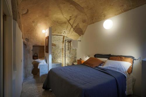 Un pat sau paturi într-o cameră la Il Carrubo residenza Walk&Stay
