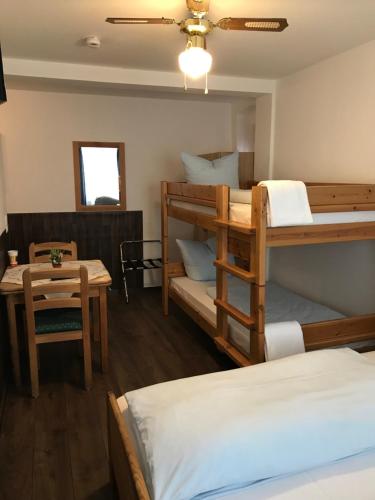 Katil atau katil-katil dalam bilik di Hotel Guntia Boardinghouse virtueller check in und Zimmer Zugang