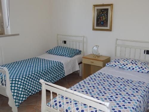 Postel nebo postele na pokoji v ubytování Villetta in collina a due passi dal mare
