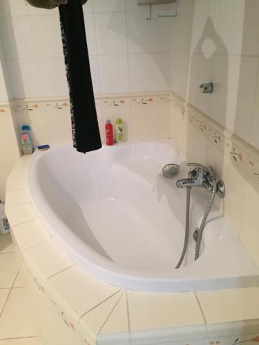 eine Badewanne mit einem Wasserhahn im Bad in der Unterkunft Apartman Vridelni 136 Karlovy Vary in Karlsbad