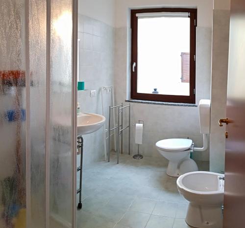 Kúpeľňa v ubytovaní La Quiete 19 Lake view apartment by Gardadomusmea