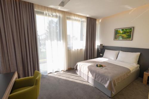 Un pat sau paturi într-o cameră la Hotel Stobex Loznica