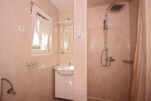 ein Bad mit einer Dusche, einem WC und einem Waschbecken in der Unterkunft Apartmani Bradaric in Pula