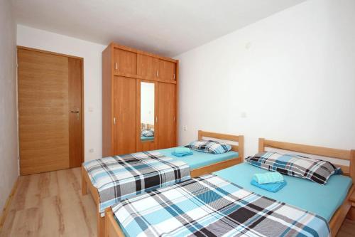 1 Schlafzimmer mit 2 Betten und einem Schrank in der Unterkunft Apartmani Bradaric in Pula