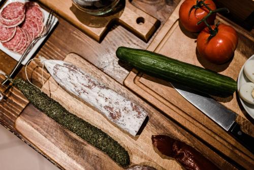 a table with a cutting board with a knife and zucchini at Sommers Hotel Altes Posteck in Reichenbach im Vogtland