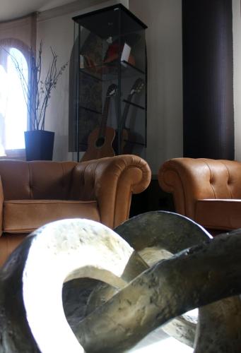 a living room with a couch and a table at Hotel Reyes Ziries in Albolote
