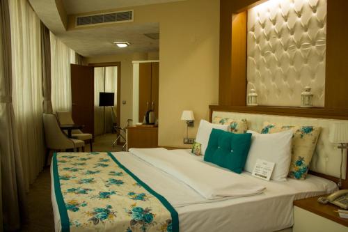 Łóżko lub łóżka w pokoju w obiekcie Yol Is Holiday Adana