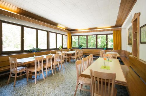 Ein Restaurant oder anderes Speiselokal in der Unterkunft Jugendgästehaus Tauernruh 