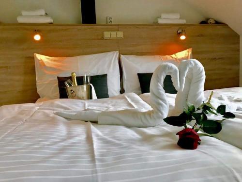 سرير أو أسرّة في غرفة في Club Apartments